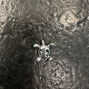 Sterling silver turtle pendant with 3 diamonds